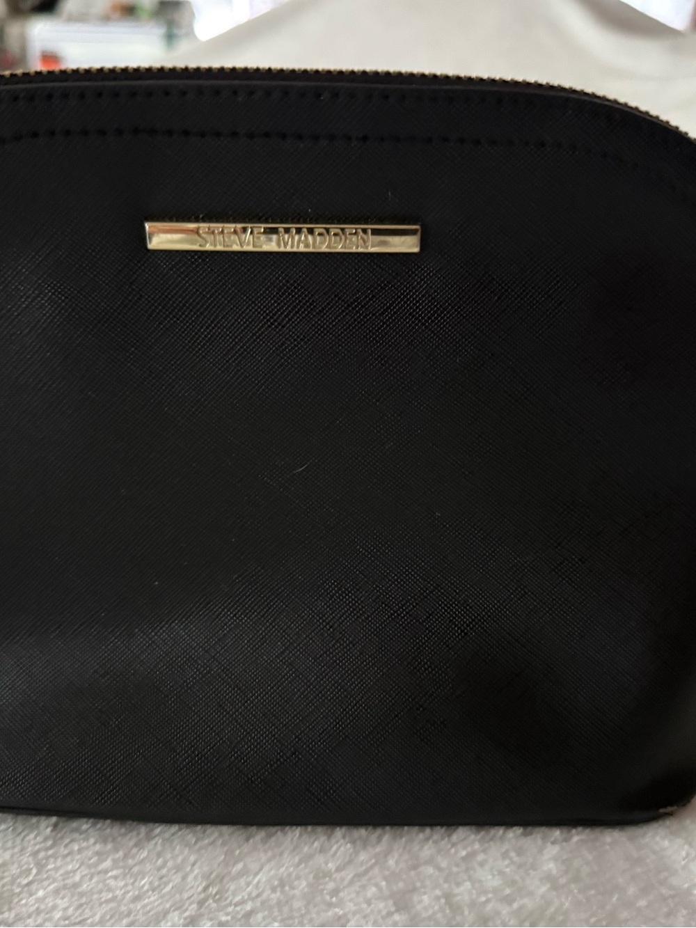 Steve Madden Black Crossbody Bag With Gold  Chain Accents - Picture 5 of 12